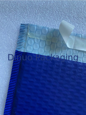 Kekuatan Guncangan 2.8 Kantong Pos yang Dibungkus Gelembung Warna Biru Untuk Layanan Pengiriman Aman